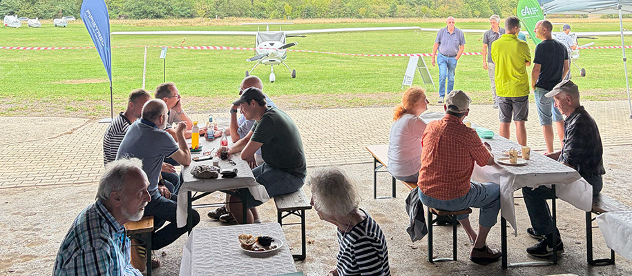 Fly-in Besucher bei Essen und Trinken