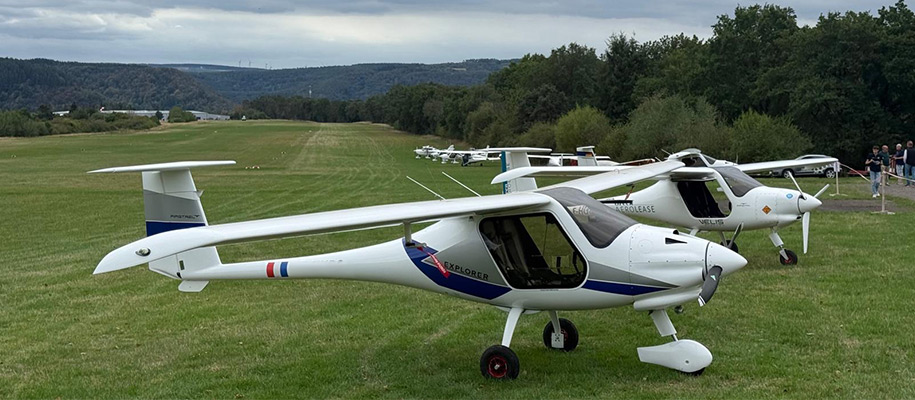 Flight-Line mit Flugzeugen von Pipistrel