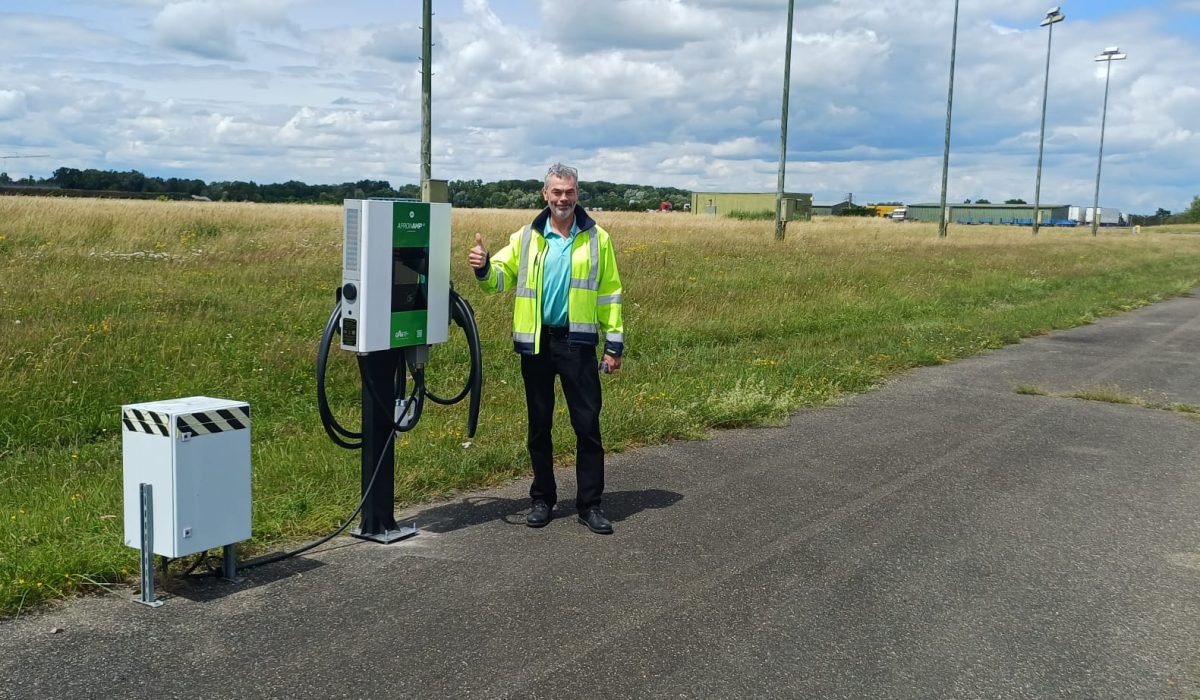 Wofgang Pieles, Flugbetriebsleiter Lahrer Flugbetriebs GmbH & Co. KG vor dem ApronAmp40 Charger des Green Aviation Hub