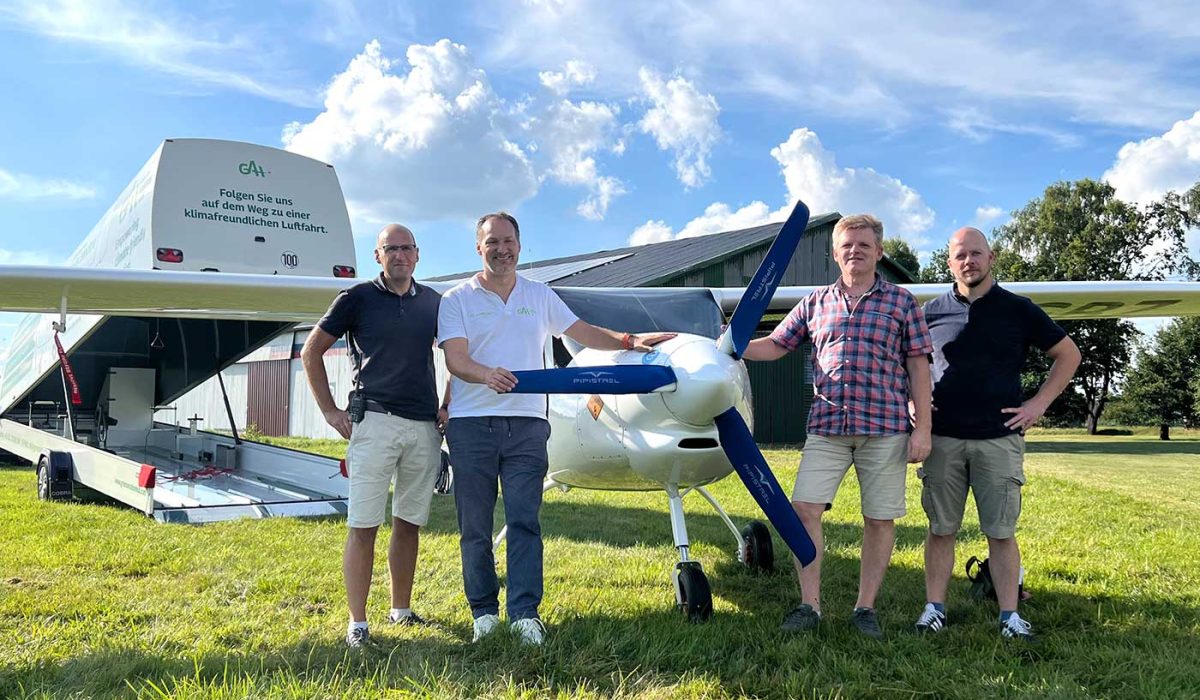 Vertreter des GAH und des Flugsport-Club Neumünster e. V. bei der Übergabe der Velis Electro